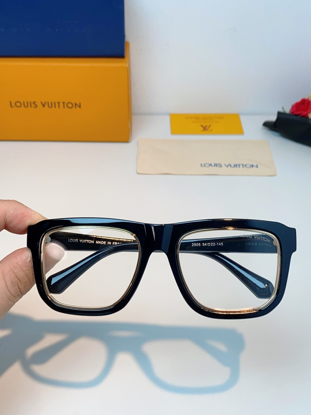Louis Vuitton路易威登 2026新款LV黑金方框墨镜｜复古显贵通勤神镜✨经典大方框版型，利落修饰颧骨与方圆脸