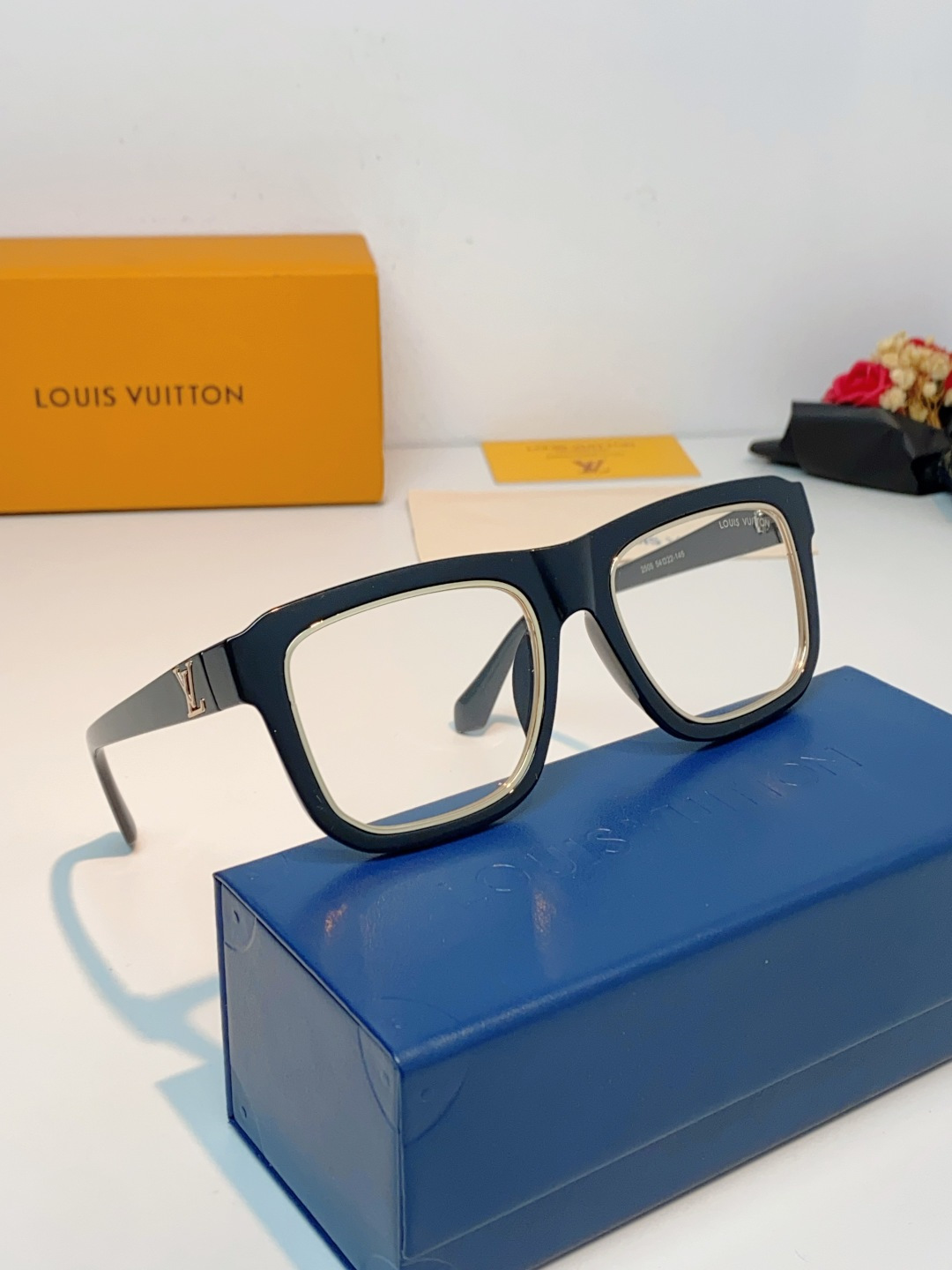 Louis Vuitton路易威登 2026新款LV黑金方框墨镜｜复古显贵通勤神镜✨经典大方框版型，利落修饰颧骨与方圆脸