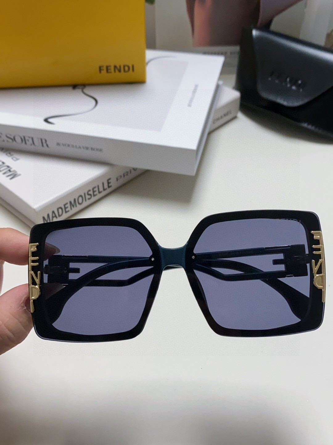 Fendi芬迪  新款🕶时尚高雅墨镜女士 太阳镜🥳打造沉稳架势，经典的版型与全新的创意相结👍不经意间放射出超卓非凡的奢华