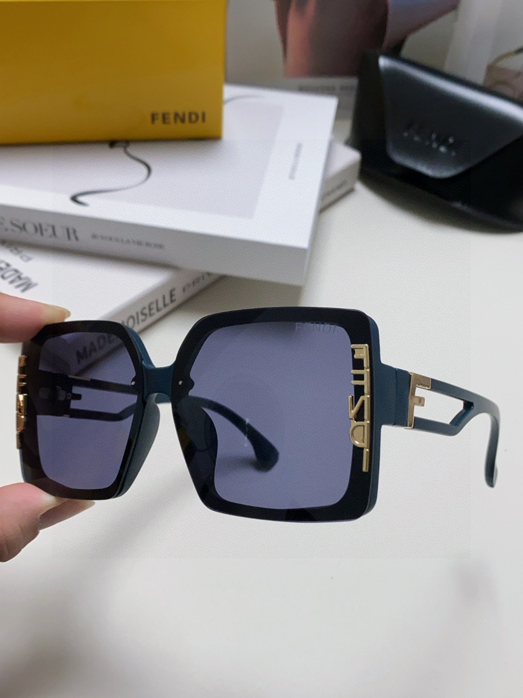 Fendi芬迪  新款🕶时尚高雅墨镜女士 太阳镜🥳打造沉稳架势，经典的版型与全新的创意相结👍不经意间放射出超卓非凡的奢华