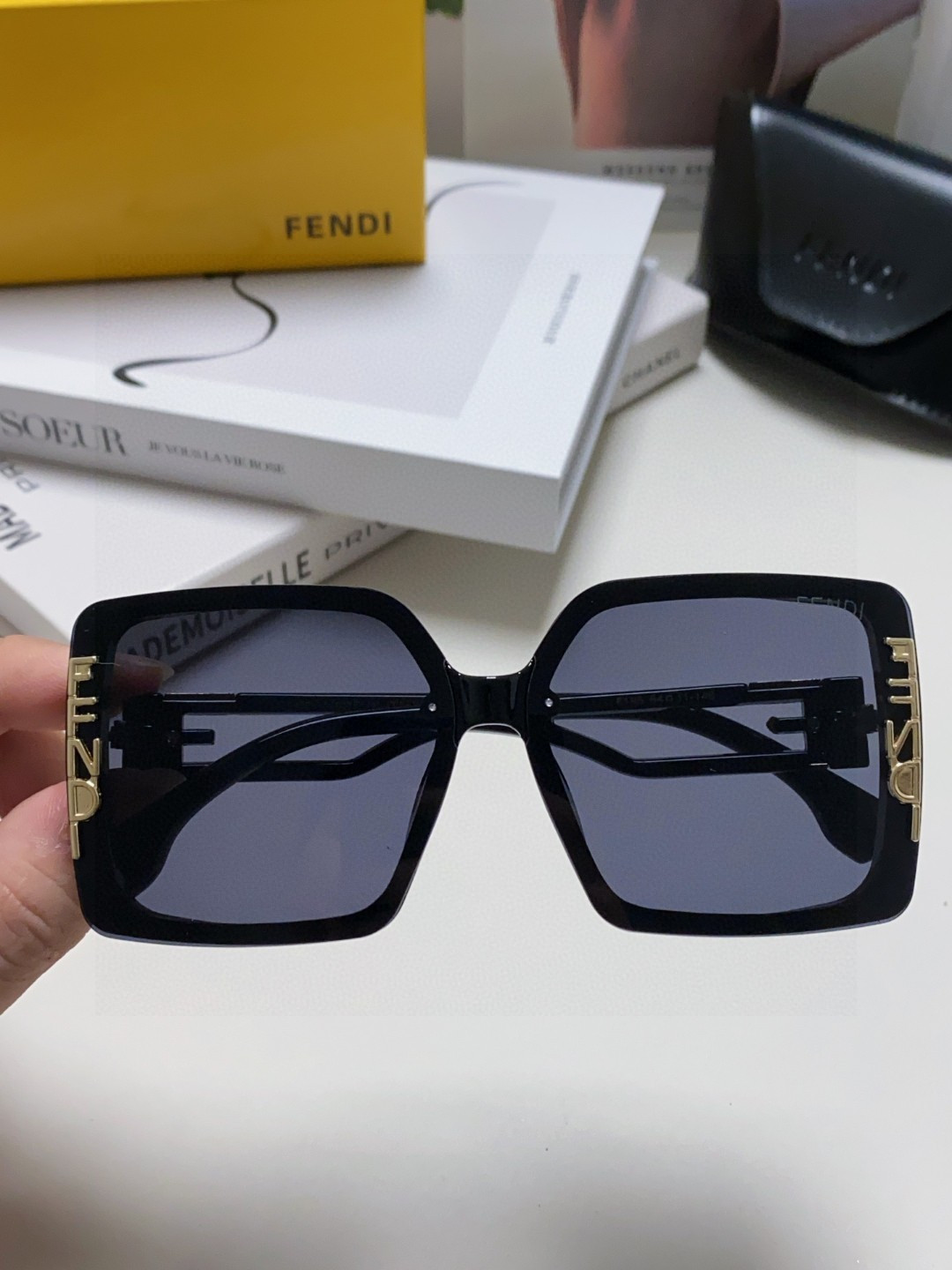 Fendi芬迪  新款🕶时尚高雅墨镜女士 太阳镜🥳打造沉稳架势，经典的版型与全新的创意相结👍不经意间放射出超卓非凡的奢华