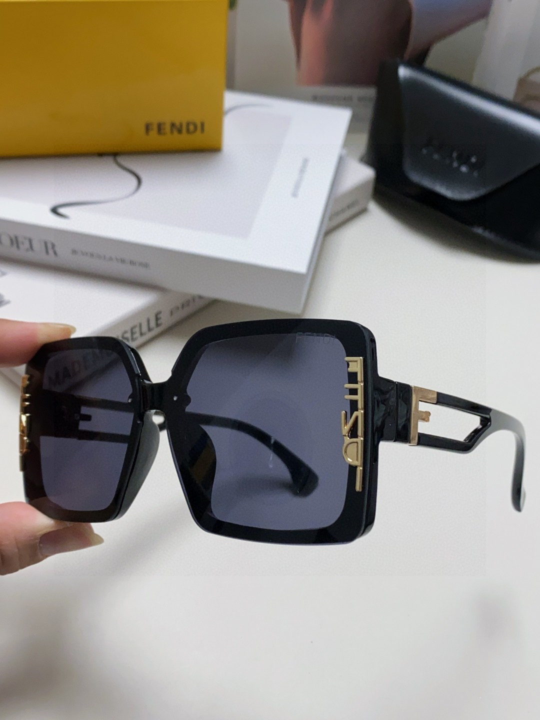 Fendi芬迪  新款🕶时尚高雅墨镜女士 太阳镜🥳打造沉稳架势，经典的版型与全新的创意相结👍不经意间放射出超卓非凡的奢华
