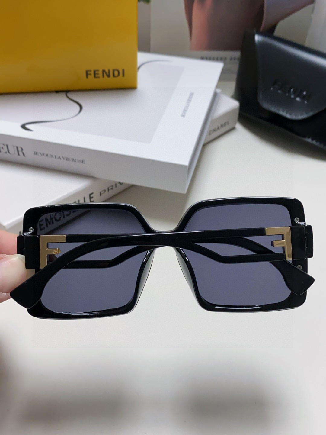 Fendi芬迪  新款🕶时尚高雅墨镜女士 太阳镜🥳打造沉稳架势，经典的版型与全新的创意相结👍不经意间放射出超卓非凡的奢华