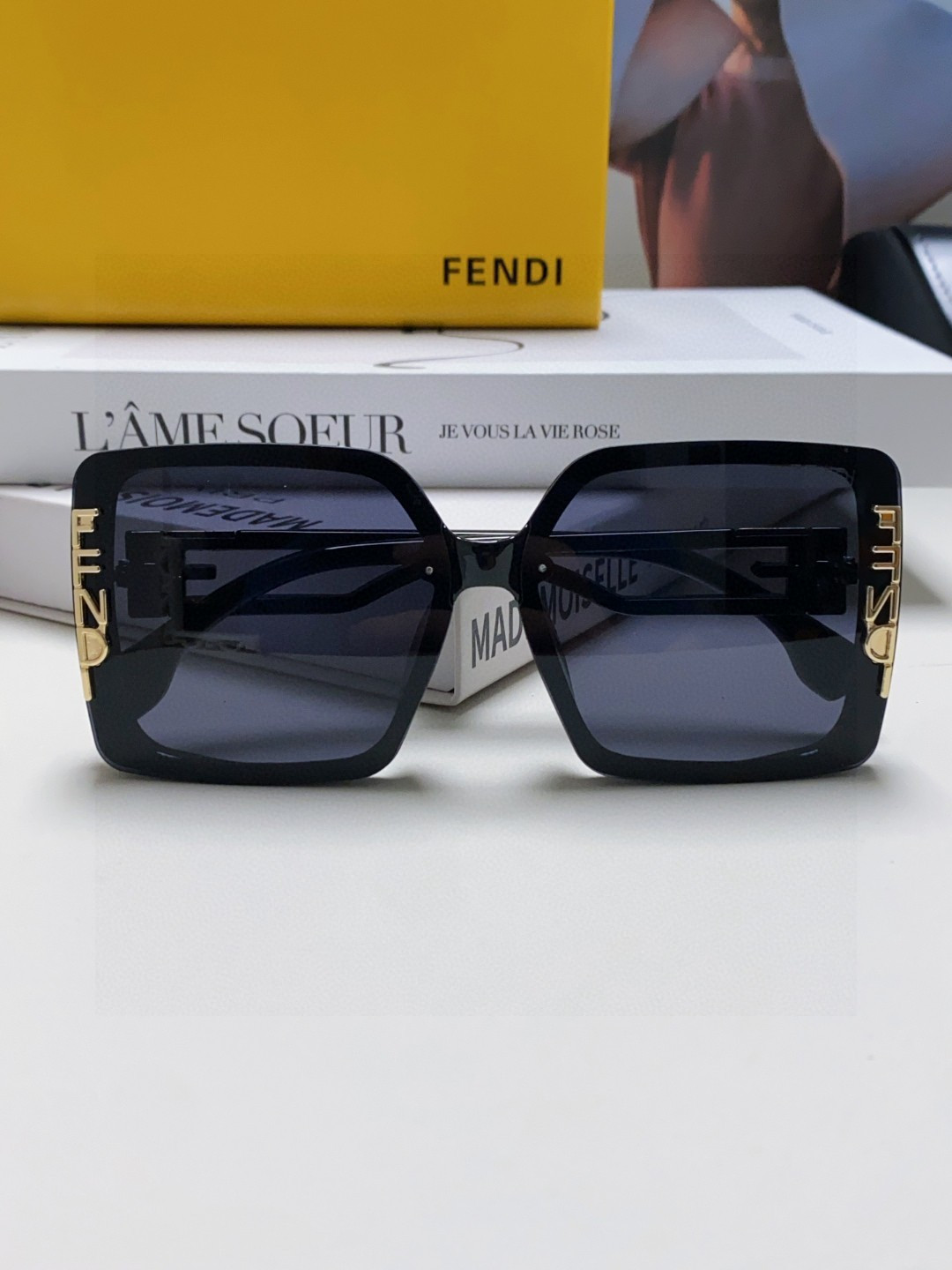 Fendi芬迪  新款🕶时尚高雅墨镜女士 太阳镜🥳打造沉稳架势，经典的版型与全新的创意相结👍不经意间放射出超卓非凡的奢华