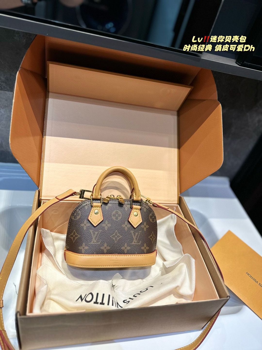 ❤️P200(礼盒包装)❤️ Lv lv alma bb mini贝壳包 原版高品质 包包这款Retiro 手袋以标志性的老花面料制成 经典永恒。优雅低调的外形设计和宽敞的包身更加入了实用性。使用说明:-变色牛皮饰边,闪亮的纯钢金色五金配件- 可调节肩带,配有树糕皮的肩垫,拉链闭合。- 超细纤维内衬,尺寸16.5cm