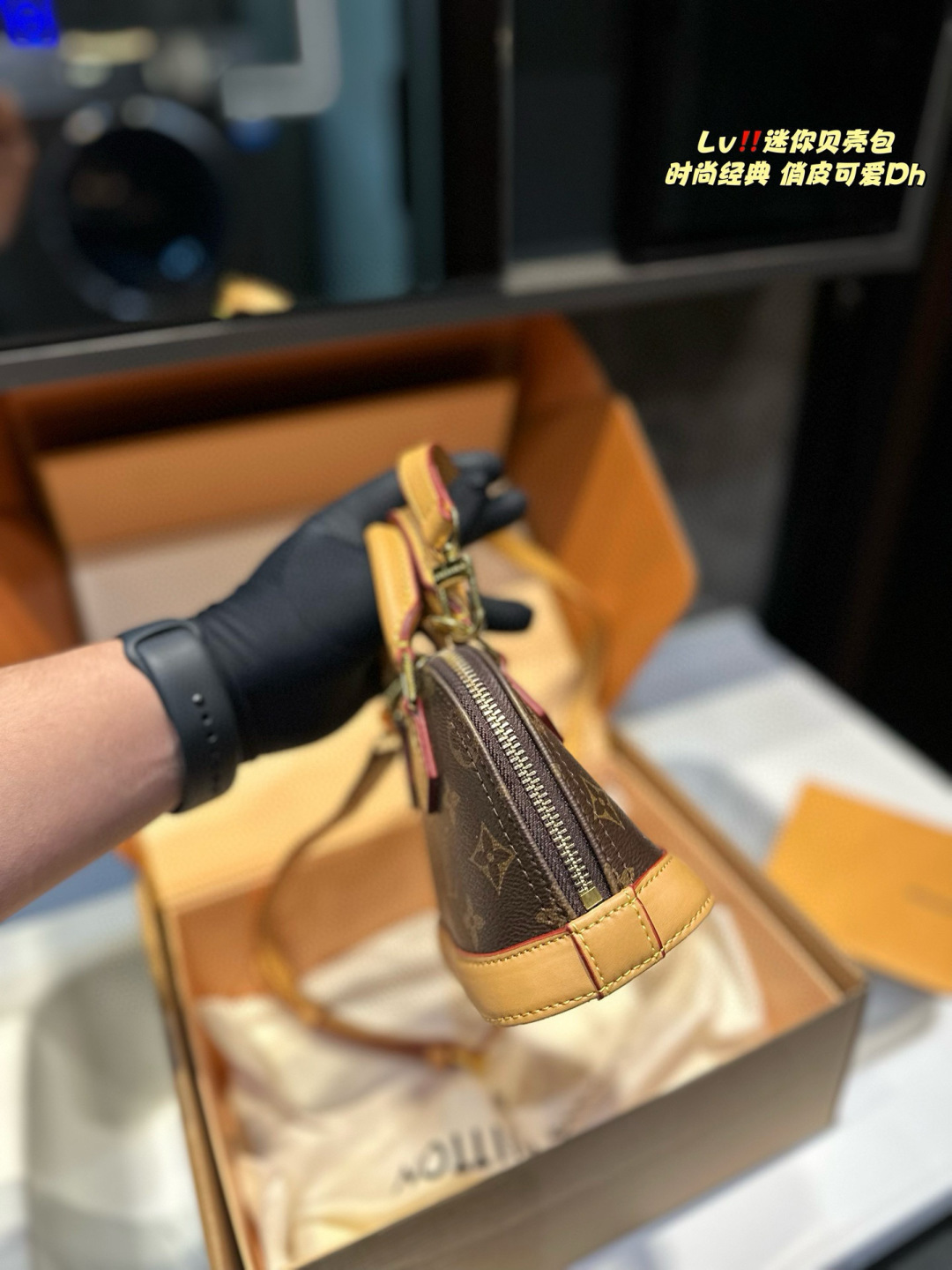 ❤️P200(礼盒包装)❤️ Lv lv alma bb mini贝壳包 原版高品质 包包这款Retiro 手袋以标志性的老花面料制成 经典永恒。优雅低调的外形设计和宽敞的包身更加入了实用性。使用说明:-变色牛皮饰边,闪亮的纯钢金色五金配件- 可调节肩带,配有树糕皮的肩垫,拉链闭合。- 超细纤维内衬,尺寸16.5cm