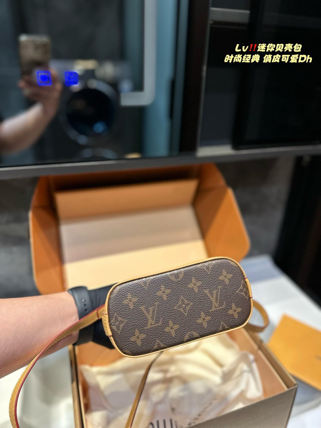 ❤️P200(礼盒包装)❤️ Lv lv alma bb mini贝壳包 原版高品质 包包这款Retiro 手袋以标志性的老花面料制成 经典永恒。优雅低调的外形设计和宽敞的包身更加入了实用性。使用说明:-变色牛皮饰边,闪亮的纯钢金色五金配件- 可调节肩带,配有树糕皮的肩垫,拉链闭合。- 超细纤维内衬,尺寸16.5cm