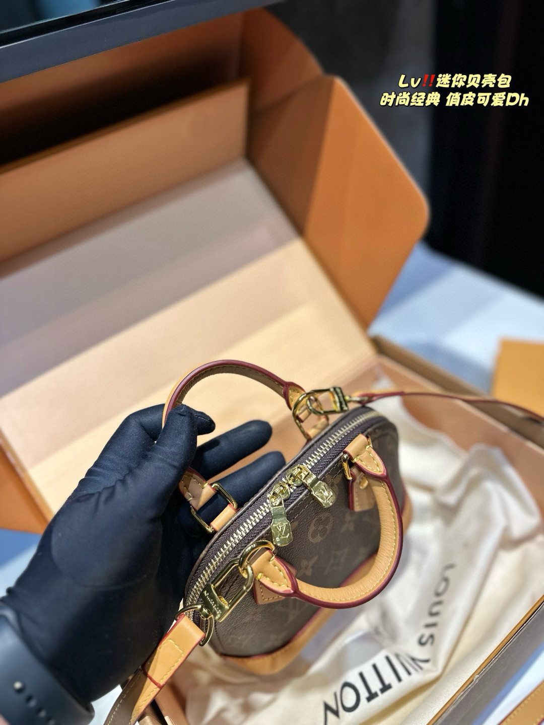 ❤️P200(礼盒包装)❤️ Lv lv alma bb mini贝壳包 原版高品质 包包这款Retiro 手袋以标志性的老花面料制成 经典永恒。优雅低调的外形设计和宽敞的包身更加入了实用性。使用说明:-变色牛皮饰边,闪亮的纯钢金色五金配件- 可调节肩带,配有树糕皮的肩垫,拉链闭合。- 超细纤维内衬,尺寸16.5cm