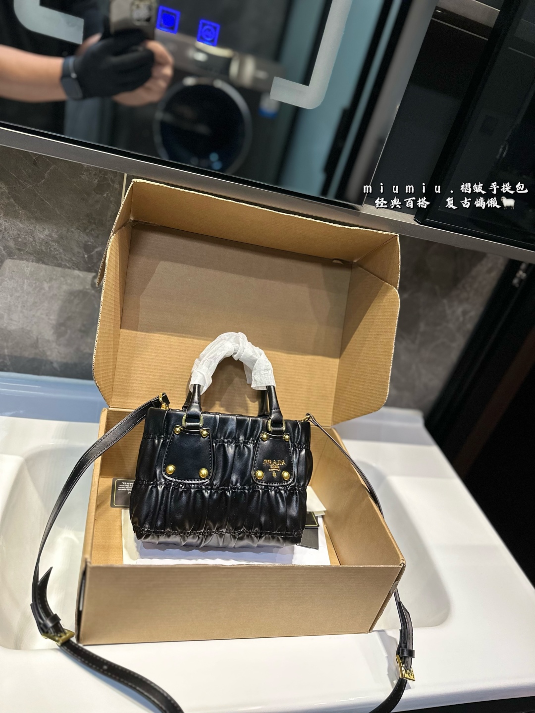 ❤️💰360(礼盒包装)❤️ 普拉达托特 被这只小可爱美迷糊了 很缪缪风的一只💰rada这只 可人 日常出门的一些小物都放得下哦 尺寸:19 14