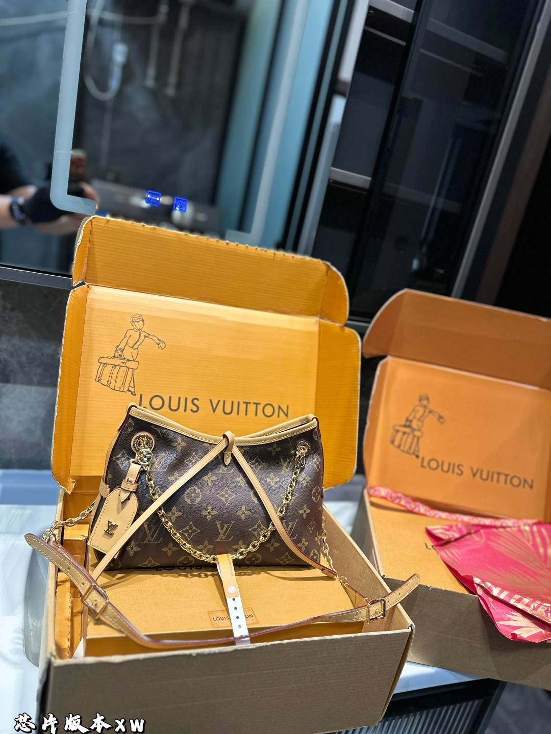 ❤️p235(礼盒包装)❤️
Lvcarryallbb
新款购物袋
背上秒变气质女神
容量杠杠的 日常出街完全拿捏!
时尚又不失优雅。
尺寸:26*17*10cm