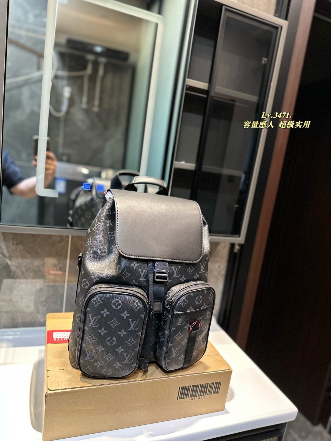 ❤️P215❤️
LV 男士双肩包 
大容量 度假旅行必备
时尚达人必备单品之一
实物绝对惊艳到你⚠️尺寸32.39