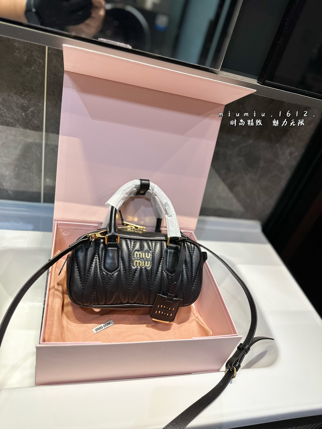 ❤️💰400(礼盒包装)❤️ MiuMiu 缪缪 Arcadie 褶皱保龄球包 Miumiu黑色保龄球单肩包,有肩带 Arcadie 系列 Matelasse 顶部提手可拆卸 软羊革 奢华的Matelassé图案以其立体效果、纹理感和精致感重新演绎Arcadie手袋的经典廓形。正面字母徽标与不同的金属装饰呼应,很经典的miu风~尺寸23*13