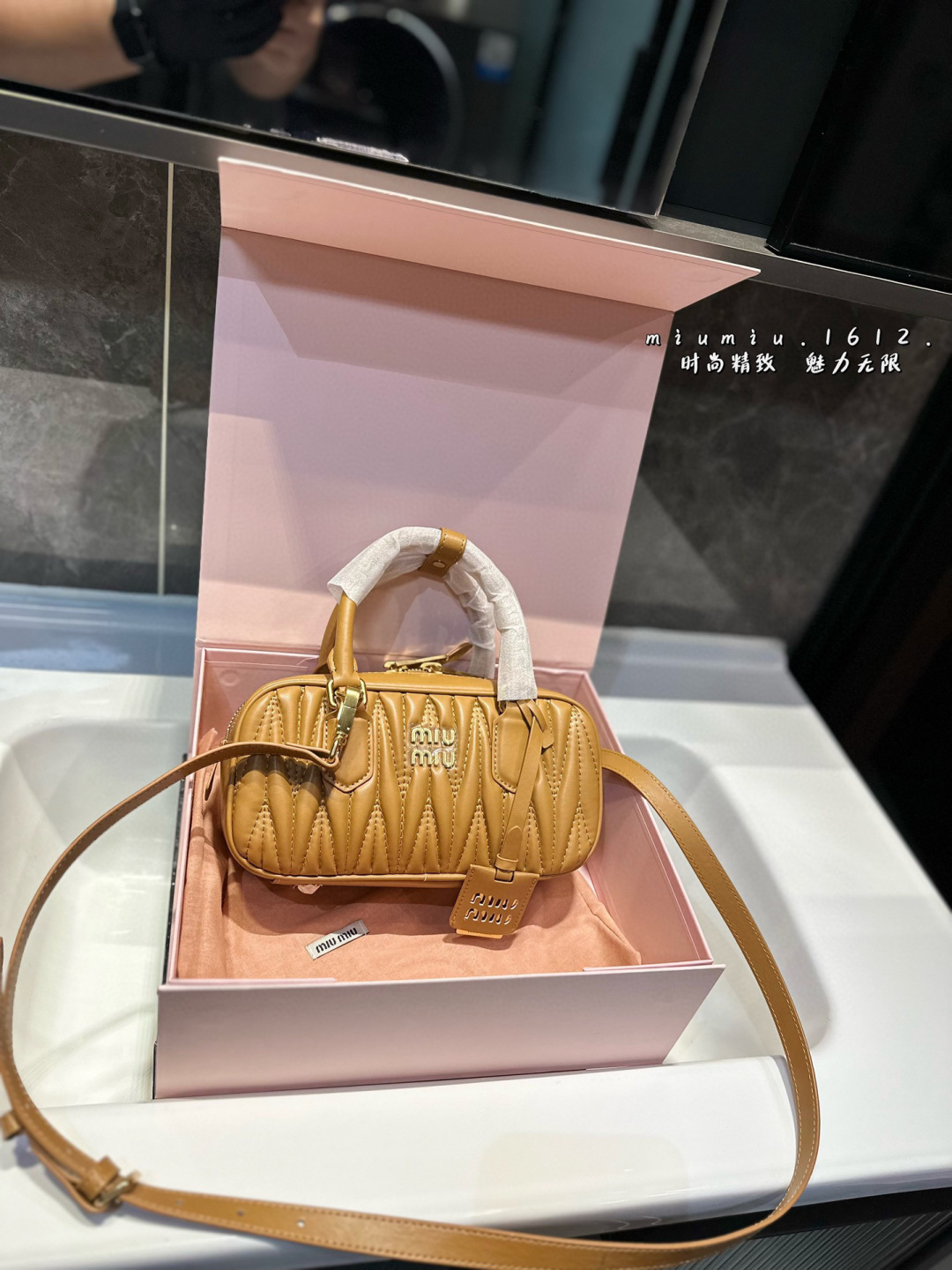 ❤️💰400(礼盒包装)❤️ MiuMiu 缪缪 Arcadie 褶皱保龄球包 Miumiu黑色保龄球单肩包,有肩带 Arcadie 系列 Matelasse 顶部提手可拆卸 软羊革 奢华的Matelassé图案以其立体效果、纹理感和精致感重新演绎Arcadie手袋的经典廓形。正面字母徽标与不同的金属装饰呼应,很经典的miu风~尺寸23*13