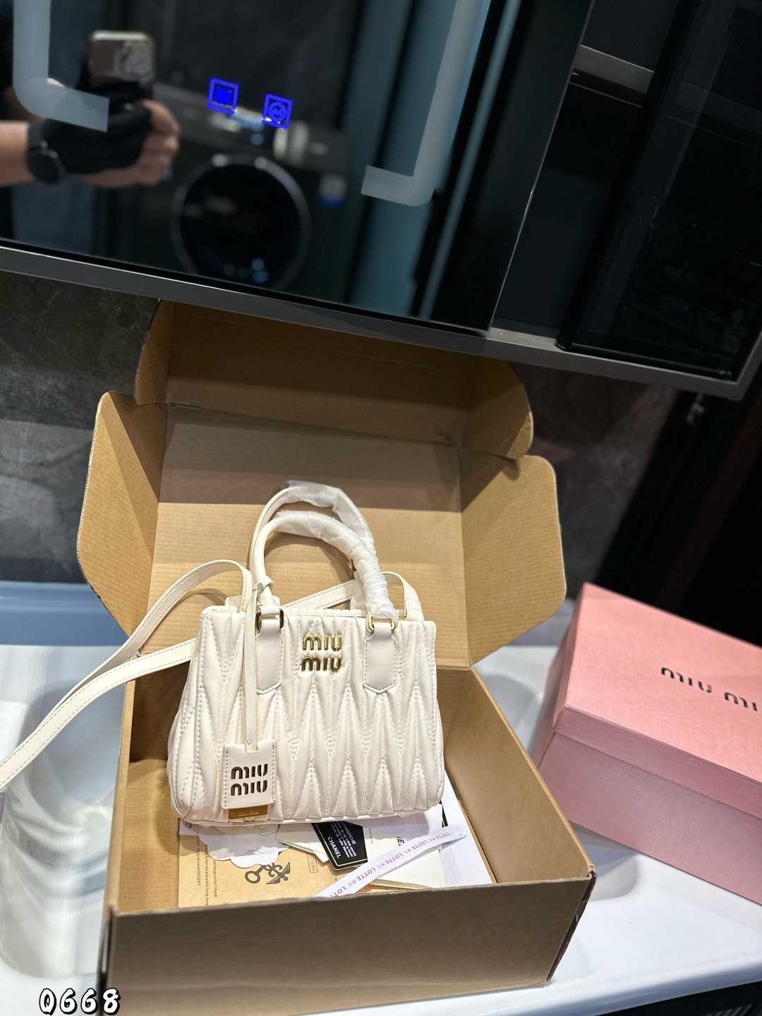 ❤️💰370(礼盒包装)❤️
缪缪手提包Miu Miu女孩必备时髦包
简直是点睛之笔!高级感
配色,简约而不简单,装下你的所有精致小物~
尺寸:20 16