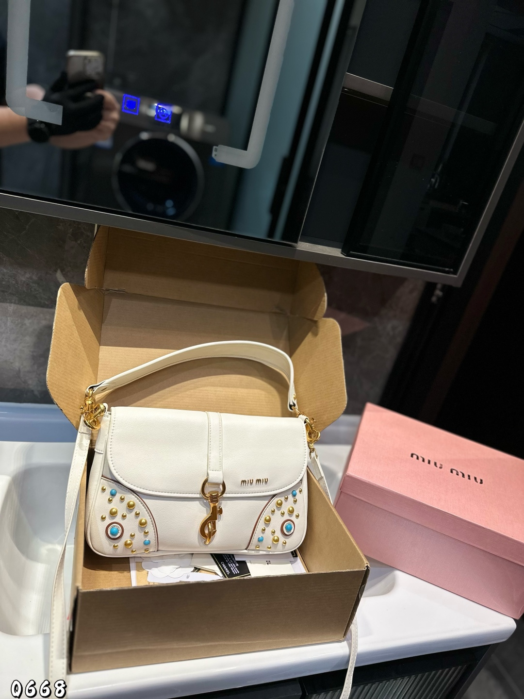 ❤️💰395(礼盒包装)❤️ 缪缪腋下 没有美女子能拒绝Miumiu这只 miu节日氛围拉满同时具备异域风情 #中古包vintage #我最爱的中古包#笔记灵感 #miu系穿搭 #miu系穿搭 真的是太懂女人了 尺寸:29 19