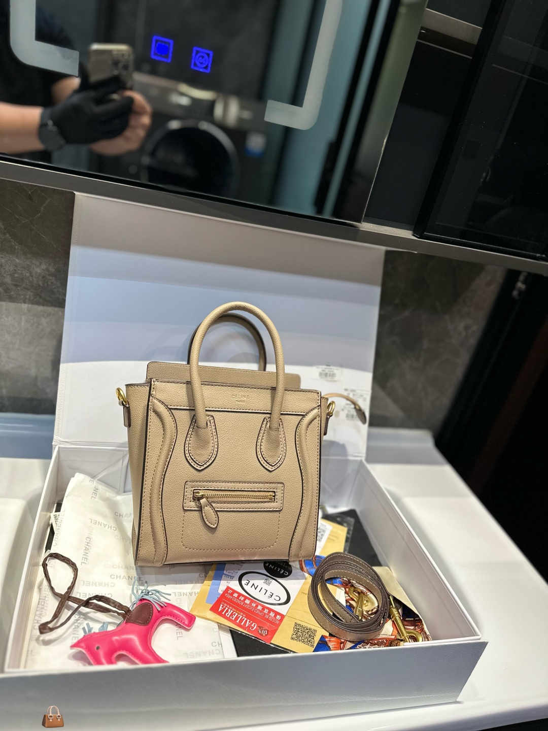 ❤️💰390❤️
赛琳CELINE 笑脸托特包满满的高级感,简洁大方上身巨好看,随性又复古感,整体气质超级棒。超级大容量更是满足你对大包你所有期待,完全满足日常通勤需求,短途旅行啥也可以。任何风格都可轻松驾驭实物超级好看,而且很耐看,时髦感满分尺寸:20*11*20cm