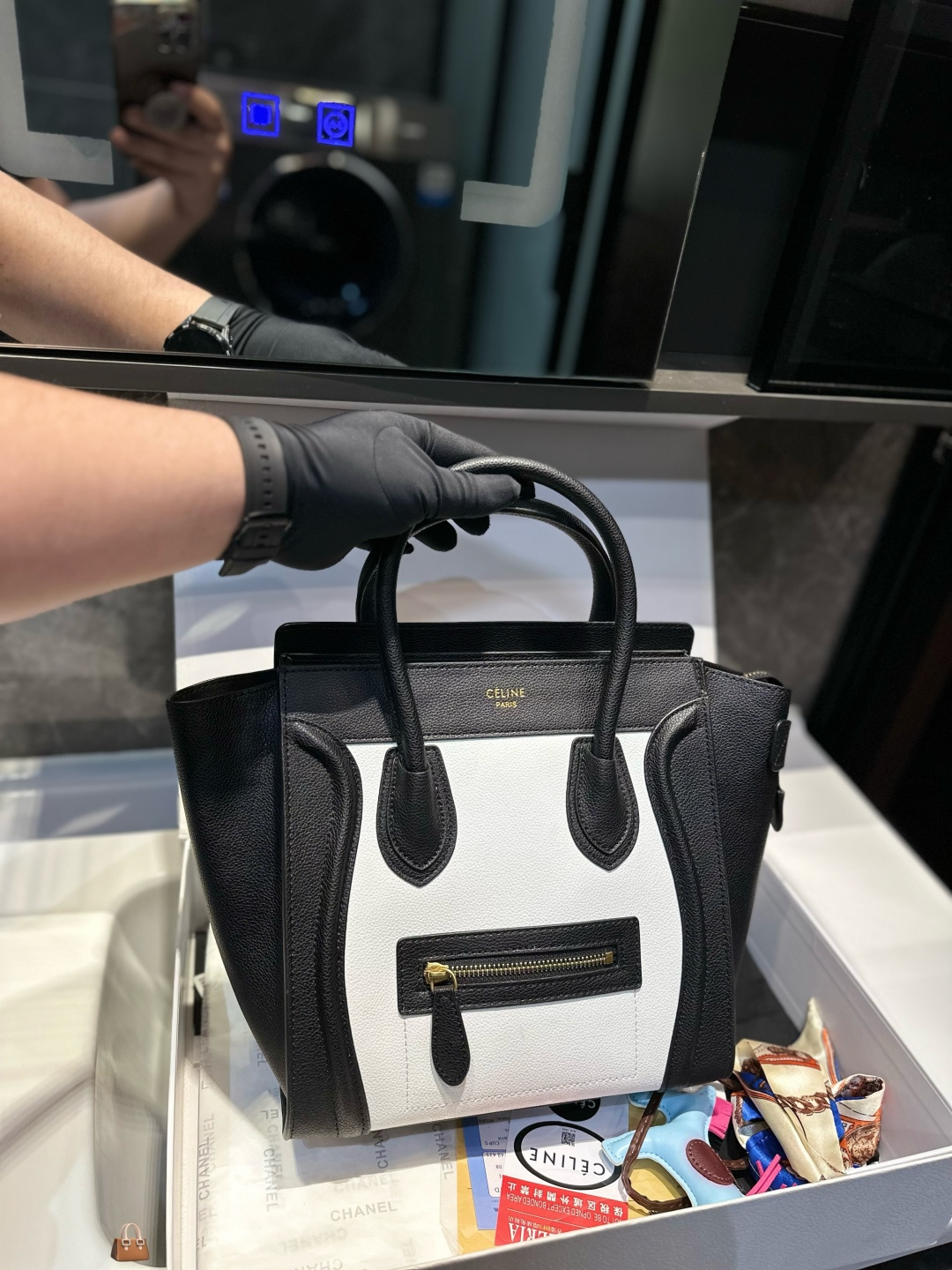 ❤️💰420❤️
赛琳CELINE 笑脸托特包满满的高级感,简洁大方上身巨好看,随性又复古感,整体气质超级棒。超级大容量更是满足你对大包你所有期待,完全满足日常通勤需求,短途旅行啥也可以。任何风格都可轻松驾驭实物超级好看,而且很耐看,时髦感满分尺寸:27*14*25cm