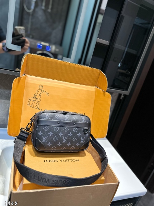 Louis Vuitton Outdoor Messenger Bag, Crossbody Camera Bag for Men, 23x5x15cm 1 Louis Vuitton Outdoor Messenger Bag, Crossbody Camera Bag for Men, 23x5x15cm