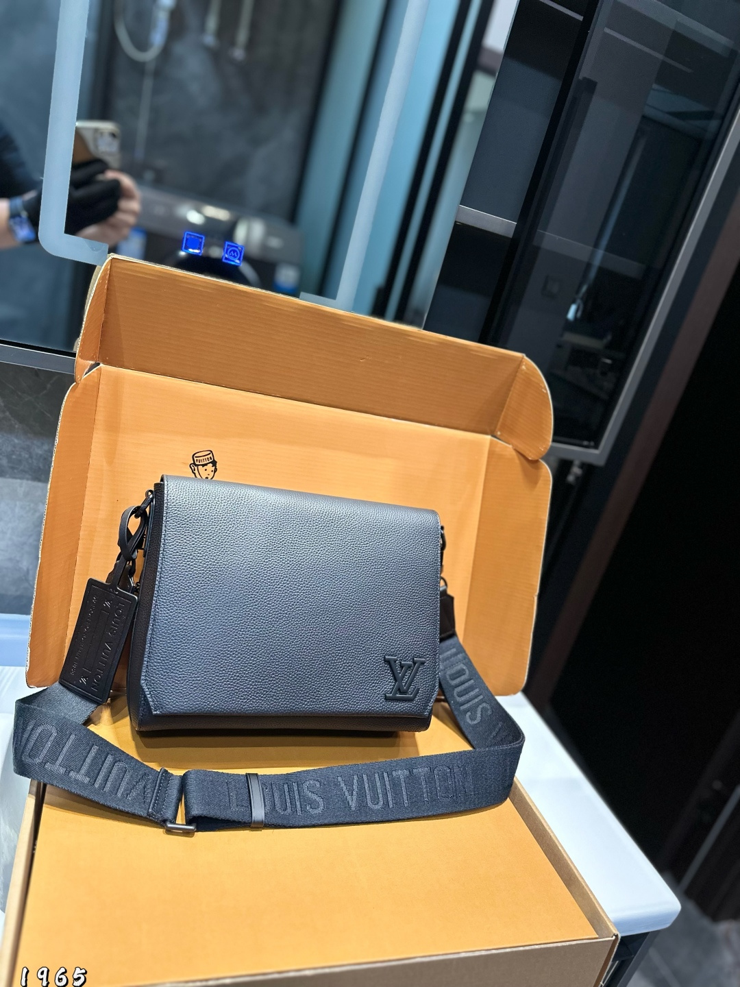 Louis Vuitton 2024 Limited Edition Messenger Bag - Perfect for Business