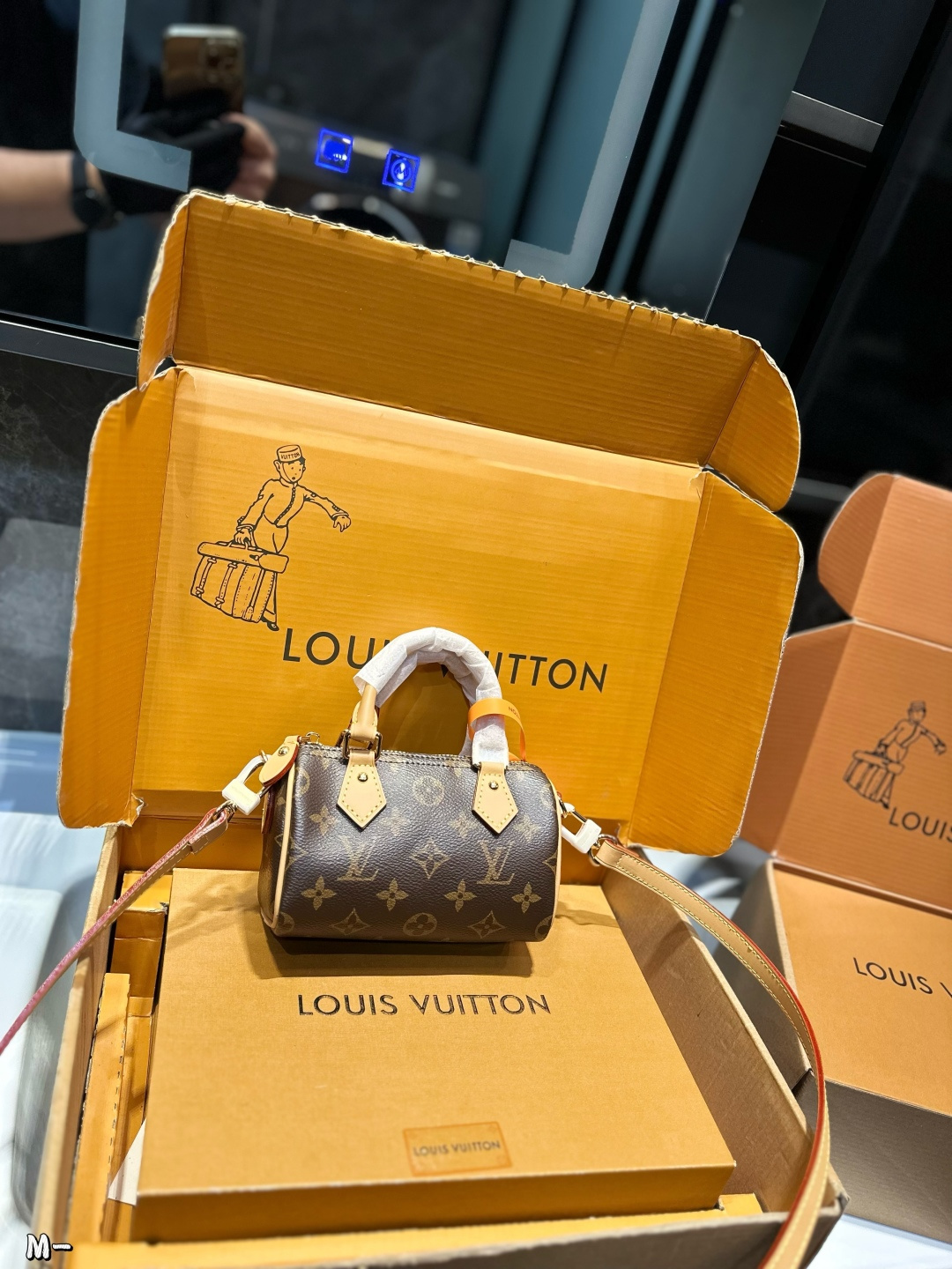 ❤️p185(礼盒包装)❤️ LV Speedy none 枕头包 这款Retiro 手袋以标志性的LV老花面料制成,搭配奢华的变色牛皮饰边,经典永恒。优雅低调的外形设计和宽敞的包 尺寸:16*8*9cm