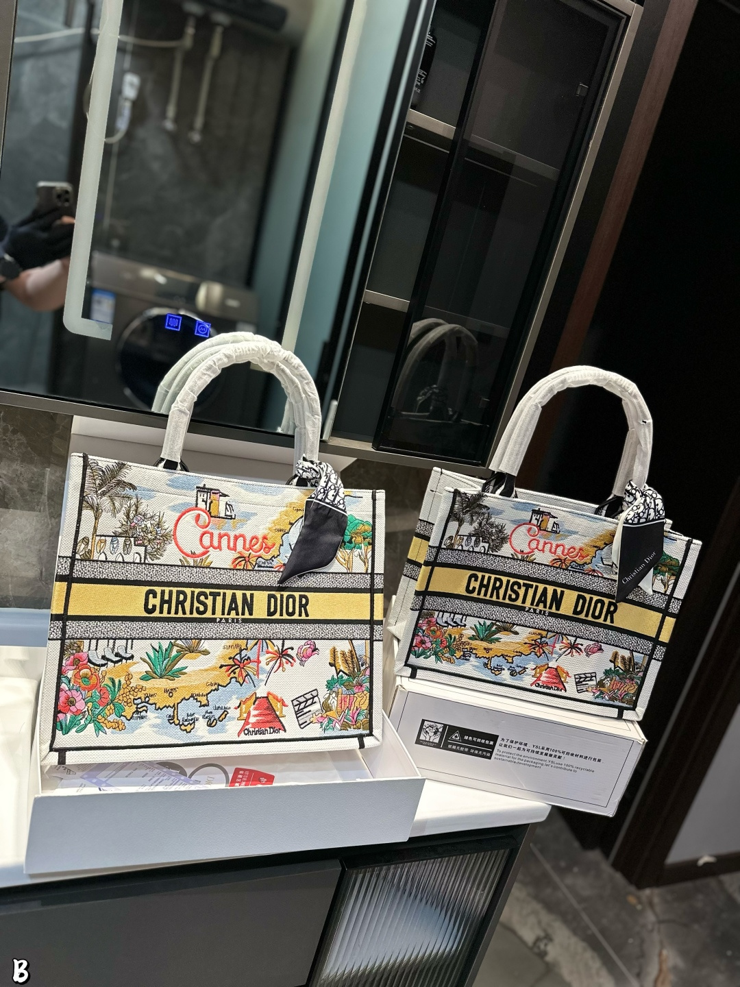 ❤️💰450/💰430（礼盒包装）❤️
Dior 提花 托特包 Dior book tote今年最喜欢的一款购物袋 tote我用的次数最多的包，因为容量超级大，不管什么东西都向里面放，当然凹造型也是必须有的，这款Dior老花是我最喜欢的颜色，柜台出了很多颜色及花型，最后挑了这个颜色 小号的精致有型B
 尺寸42cm 36cm