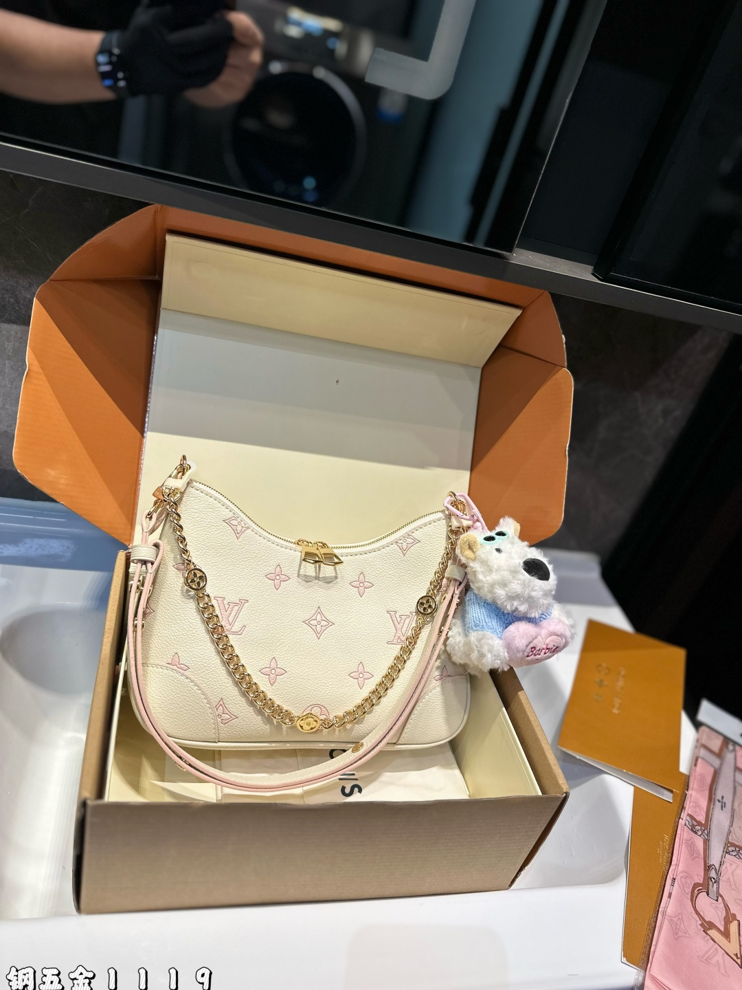 (折叠飞机礼盒)❤️ Lv 2025新款Boulogne牛角包拉链|老花|皮肩带| 轻便|大容量▼●斜挎|单肩|腋下|手提一包四背,链条点8和肩带都可拆卸刚拿到有点压扁了,装的日常用品还空了一半多,塞了瓜儿子的玩具,刚好撑一-撑.预测今后必定是热门款.国外黑色比原色便宜些,今后原色会更保值.尺寸:27*9*16cm