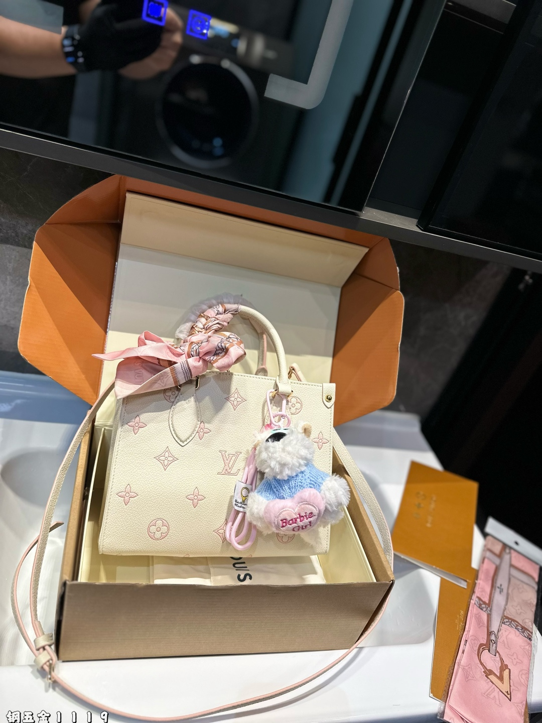 (折叠飞机礼盒)❤️ LV/路易威登 ONTHEGO系列 托特包 新款刺绣款肩带丛林包 哇咔咔太喜欢了 真是惊艳到我了、包包挺括 很能装 整体而言 非常实用 又耐造 尺寸:25*10*19cm