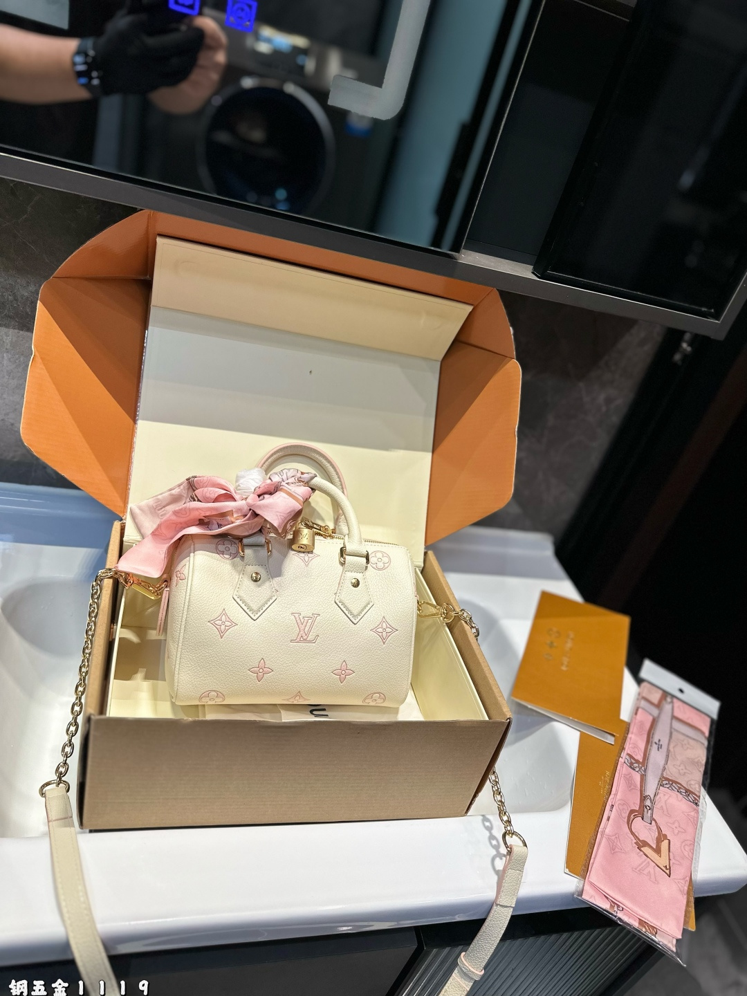 💰410（折叠飞机礼盒）❤️ LV Speedy枕头包 这款Retiro 手袋以标志性的LV老花面料制成，搭配奢华的变色牛皮饰边，经典永恒。优雅低调的外形设计和宽敞的包 全包对花.尺寸：20*11*14cm