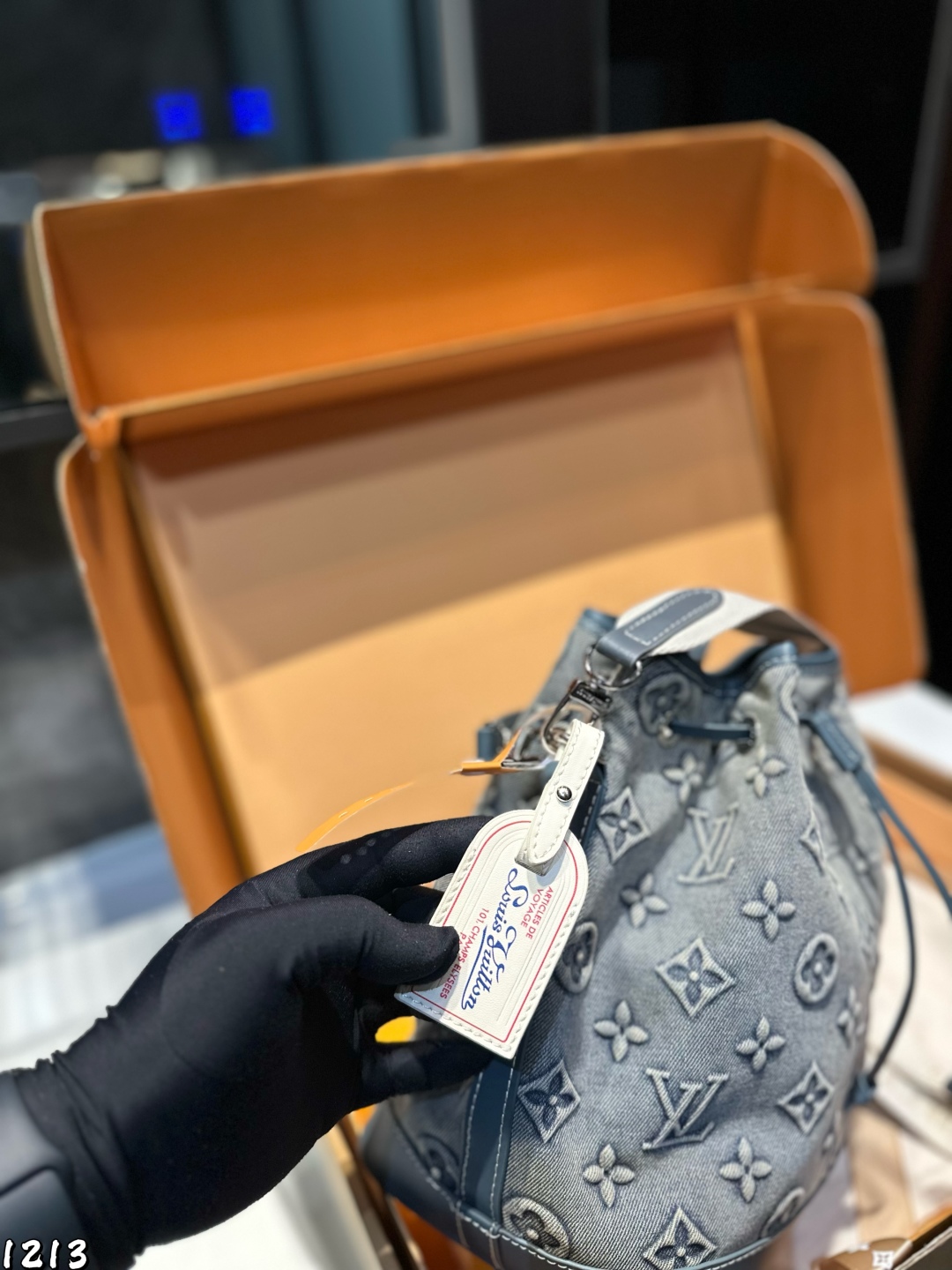 ❤️💰215包邮（折叠飞机礼盒）❤️
Lv新款牛仔水桶
上身效果很棒哦
新品真的很nice
搜索🔍Lv 水桶包size：21.24cm
