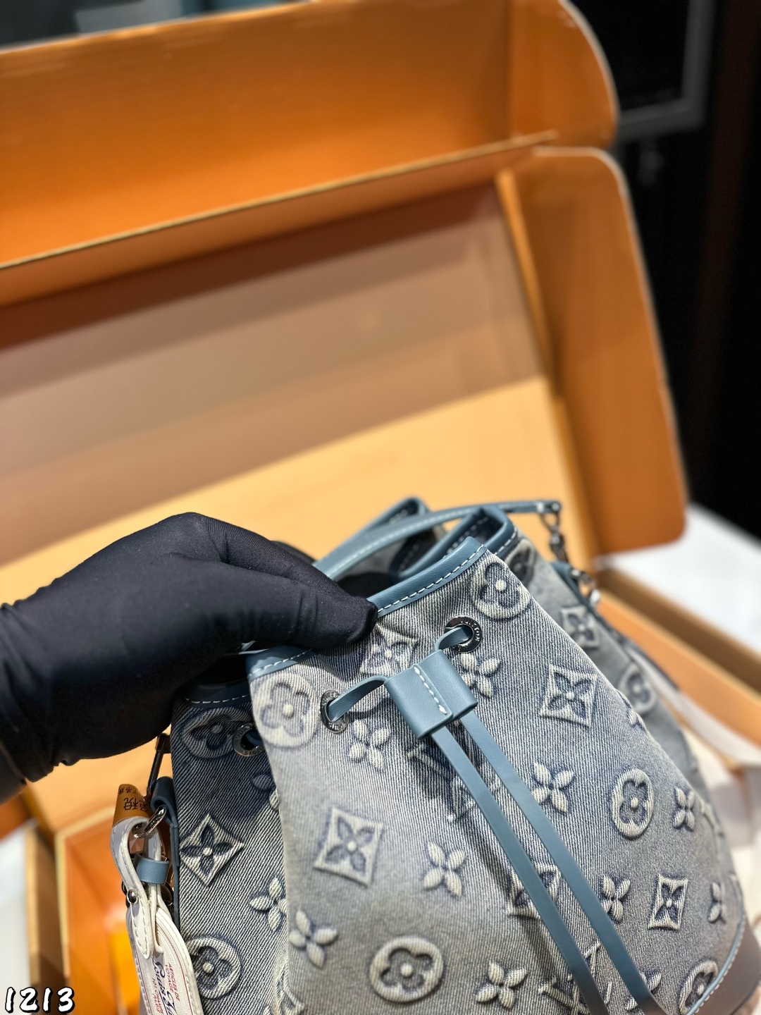 ❤️💰215包邮（折叠飞机礼盒）❤️
Lv新款牛仔水桶
上身效果很棒哦
新品真的很nice
搜索🔍Lv 水桶包size：21.24cm