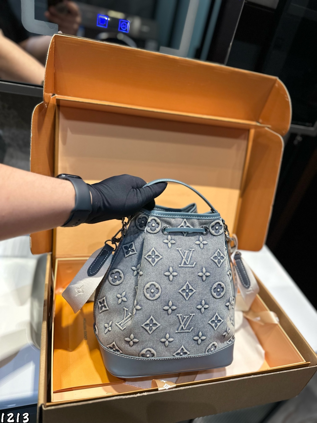 ❤️💰215包邮（折叠飞机礼盒）❤️
Lv新款牛仔水桶
上身效果很棒哦
新品真的很nice
搜索🔍Lv 水桶包size：21.24cm