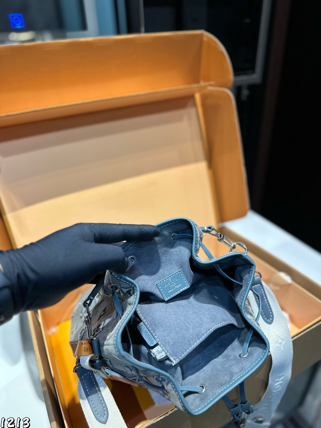 ❤️💰215包邮（折叠飞机礼盒）❤️
Lv新款牛仔水桶
上身效果很棒哦
新品真的很nice
搜索🔍Lv 水桶包size：21.24cm