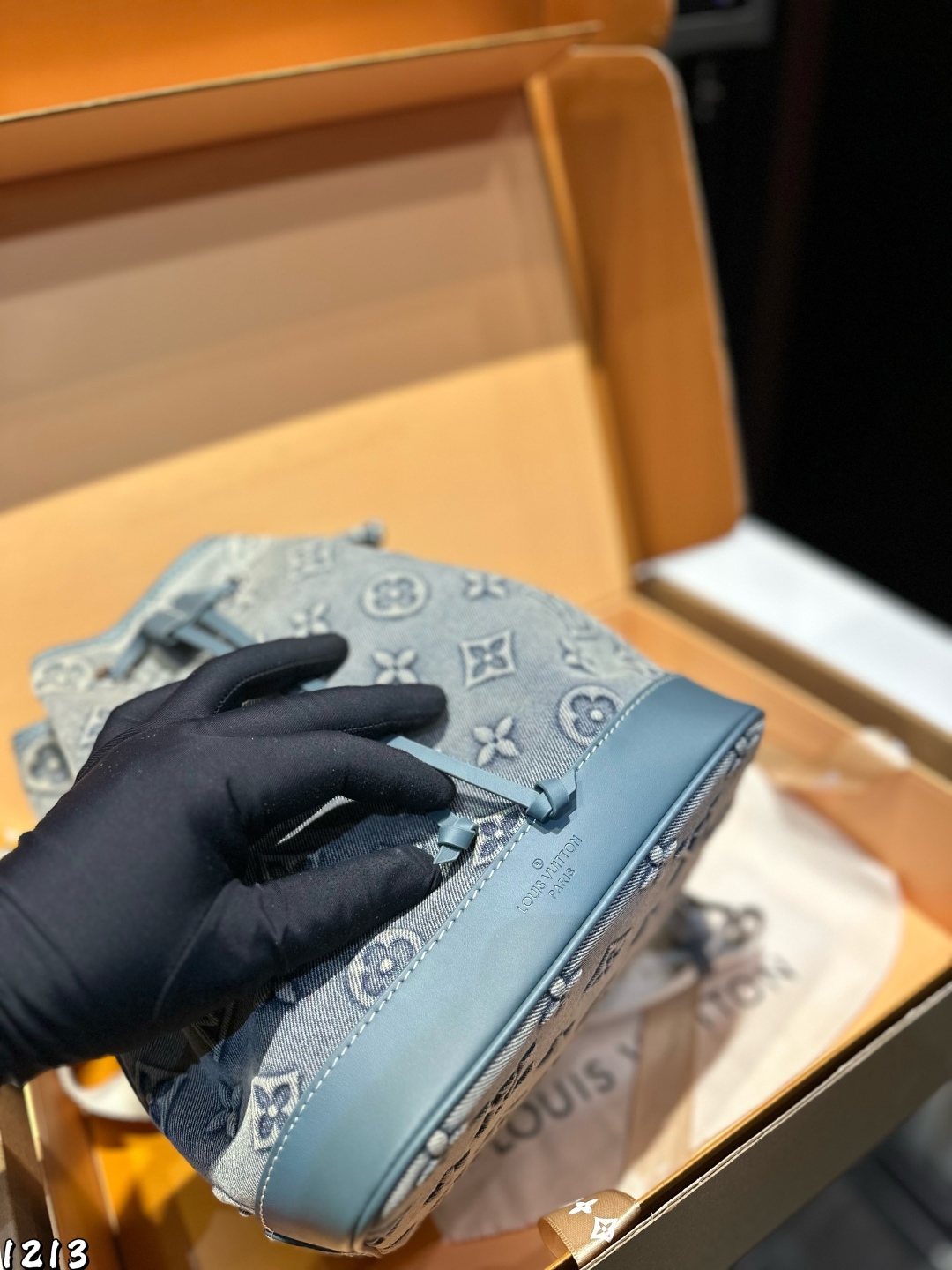 ❤️💰215包邮（折叠飞机礼盒）❤️
Lv新款牛仔水桶
上身效果很棒哦
新品真的很nice
搜索🔍Lv 水桶包size：21.24cm
