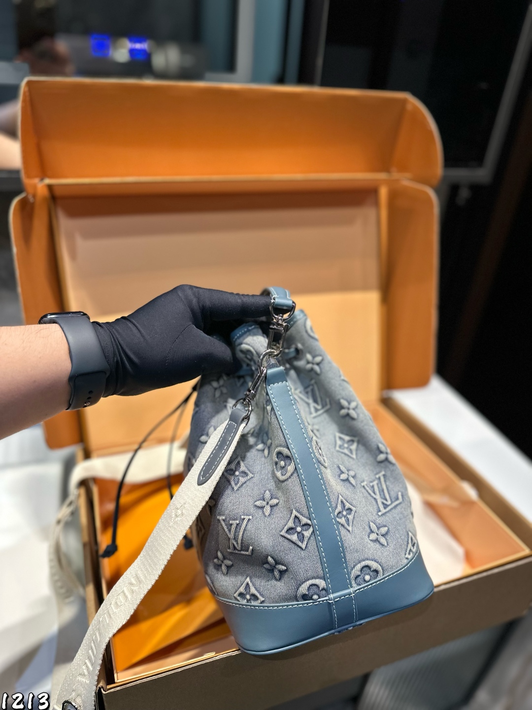 ❤️💰215包邮（折叠飞机礼盒）❤️
Lv新款牛仔水桶
上身效果很棒哦
新品真的很nice
搜索🔍Lv 水桶包size：21.24cm