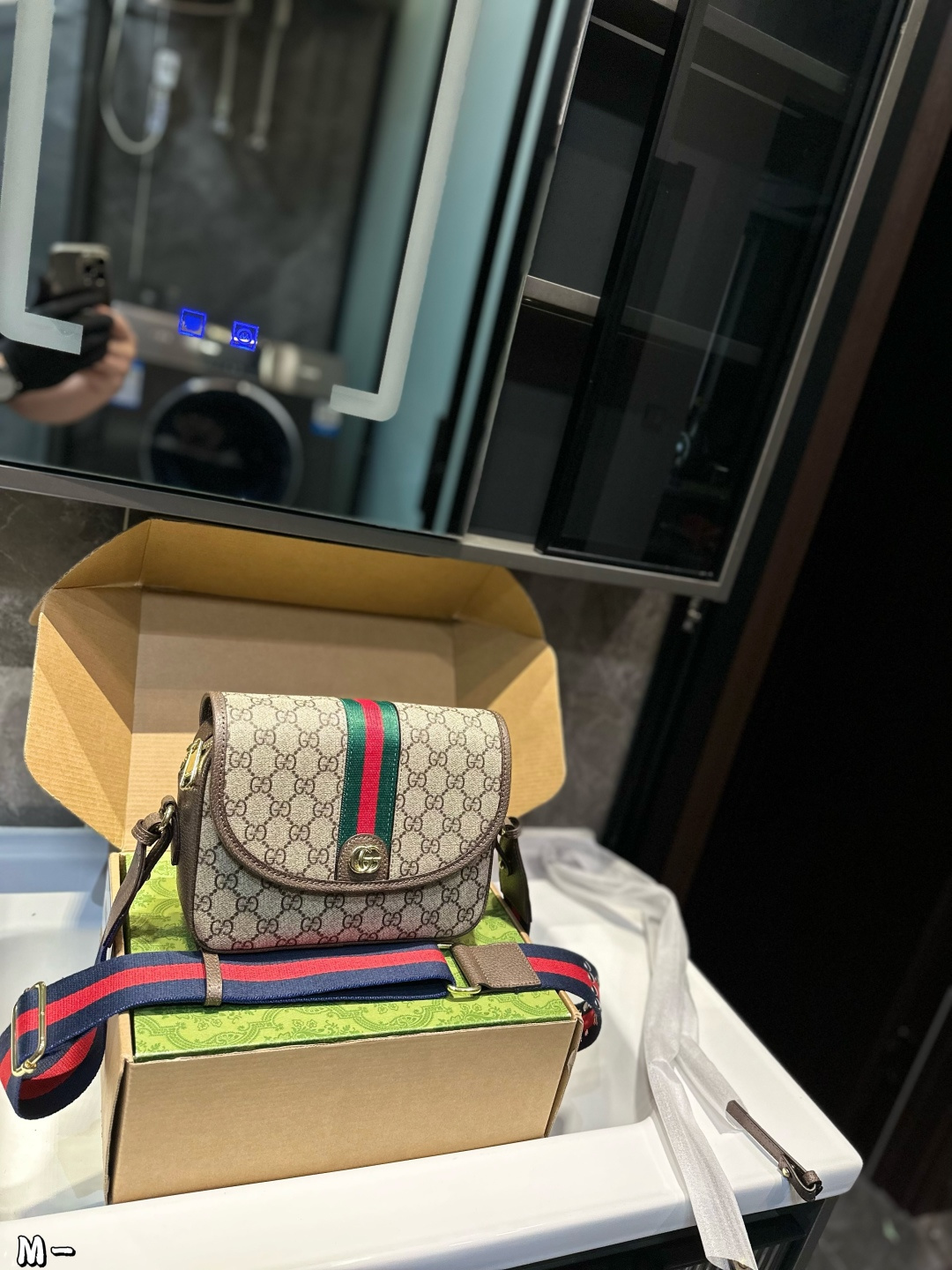 ❤️p175(折叠飞机礼盒)❤️
Gucci Ophidia 邮差包 相机包 配原版乌木色二层牛皮~这个款复古韵味特别浓,对版五金 原版内里!上身效果也超赞,主要以精致特别的五金来提升整体质感。size 24 15