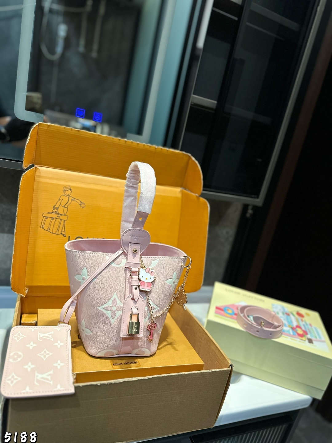 ❤️ (礼盒包装)❤️ LV中古包又一位当红炸子鸡来咯 一只看似中古中矩却又有点标新立异的包.水桶包 尺寸:18.17cm