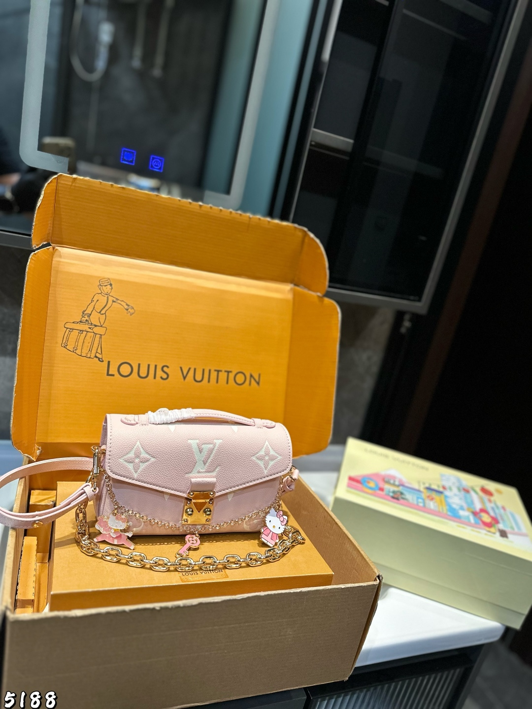 ❤️💰420（礼盒包装）❤️
Lv高性价比超高 ‼️
一定要好好看细节看五金看材质 
新款邮差小号 East west 〰️ 
配置链条和皮肩带⚠️ 最新尺寸 :21×6×13cm