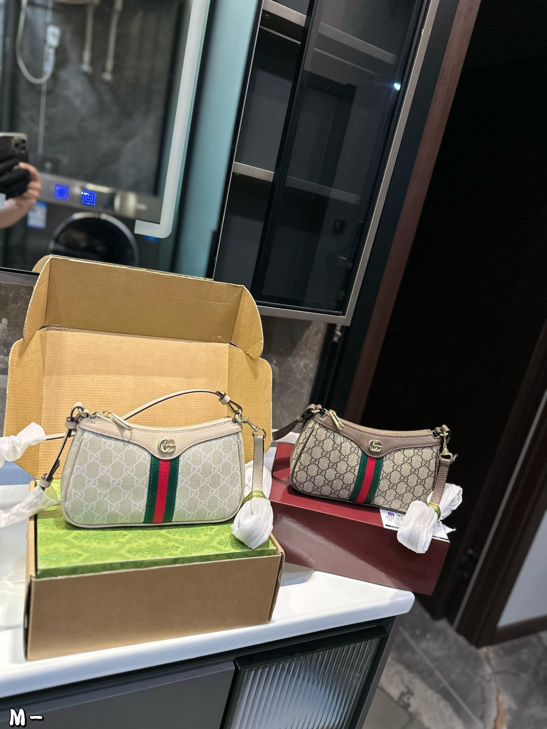 ❤️p160(礼盒包装)❤️ 酷奇GUCCI Jacket 腋下包. 高级时髦拿捏住啦 不显老气好好搭啊 而且貌美气质加成好高的呀~ 爱死了这份从容优雅尺寸:25*6*12