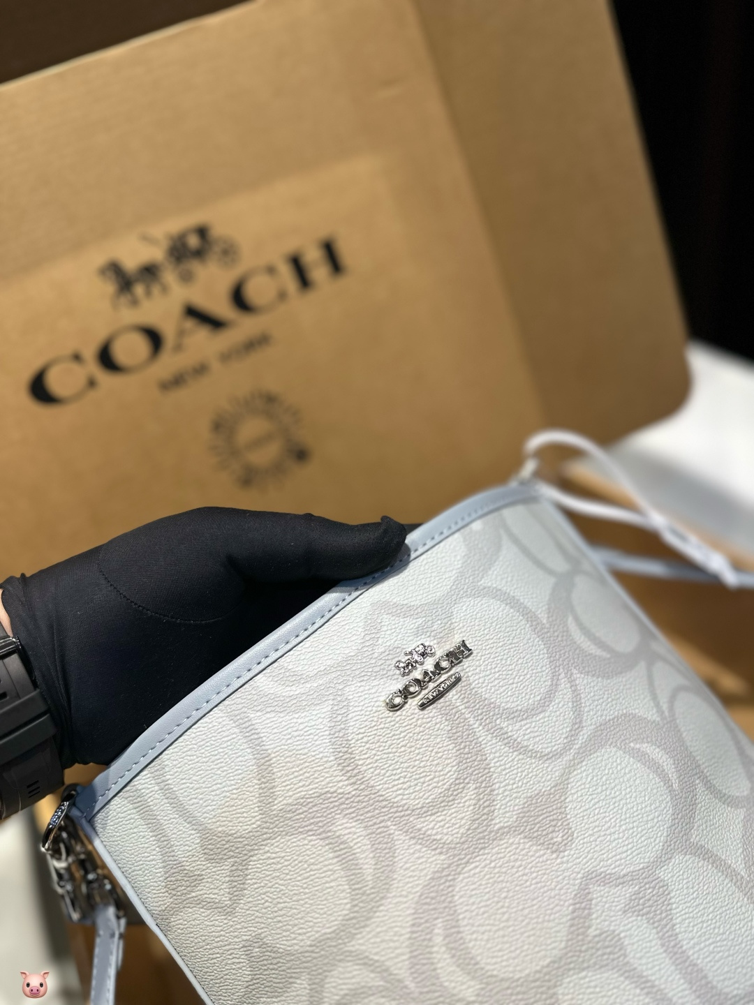 ❤️❤️ ¡Lleva la moda en la espalda! ¡El clásico en marrón oscuro y negro 🖤🤎 de la bucket bag Coach City17 es…