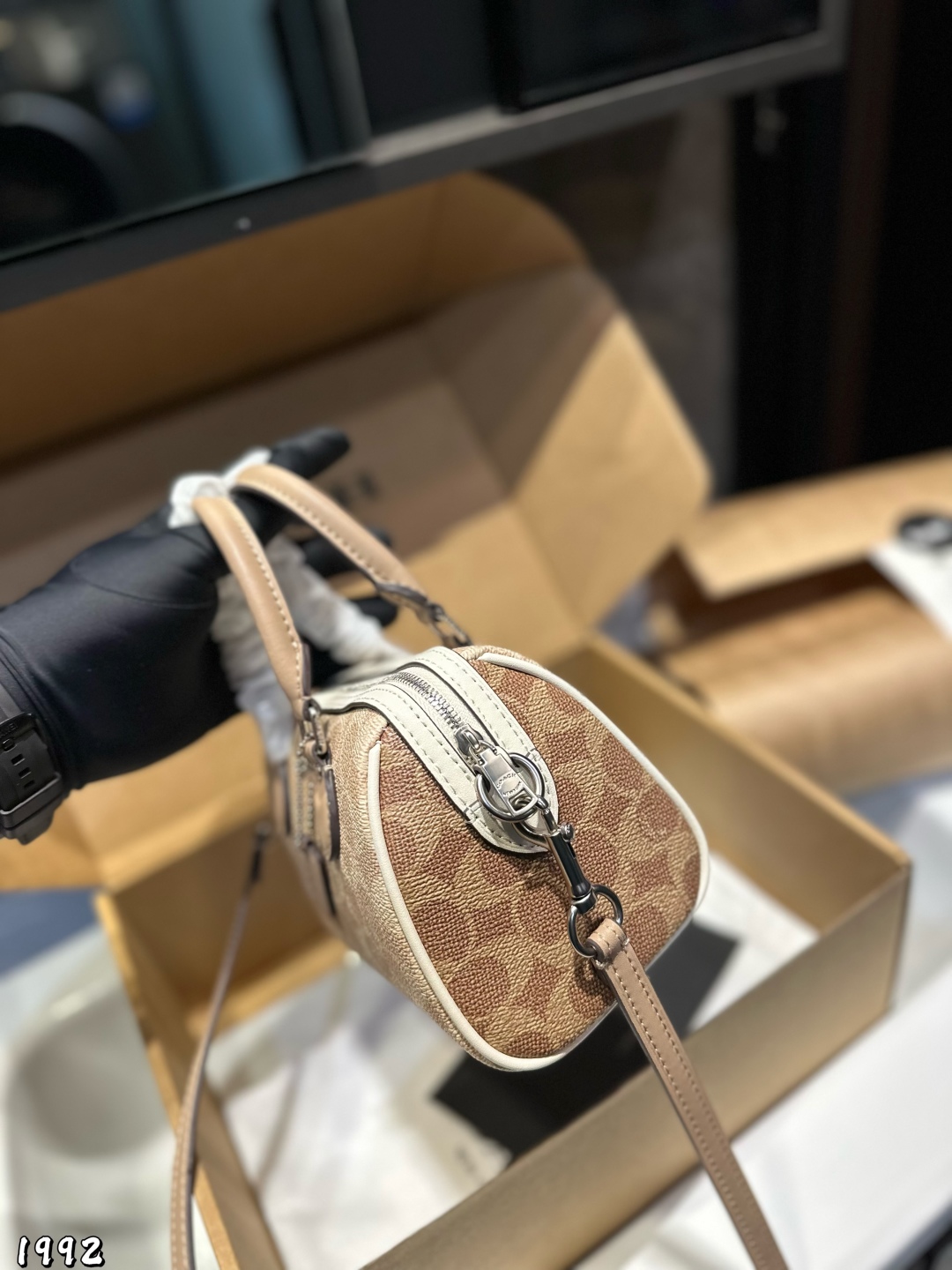 ❤️p215（礼盒包装）❤️
Coach｜mini Rowan新款 蔻驰枕头包，搭配精致面料 做工完美百搭神器🌈 专柜尺寸 18 13cm 