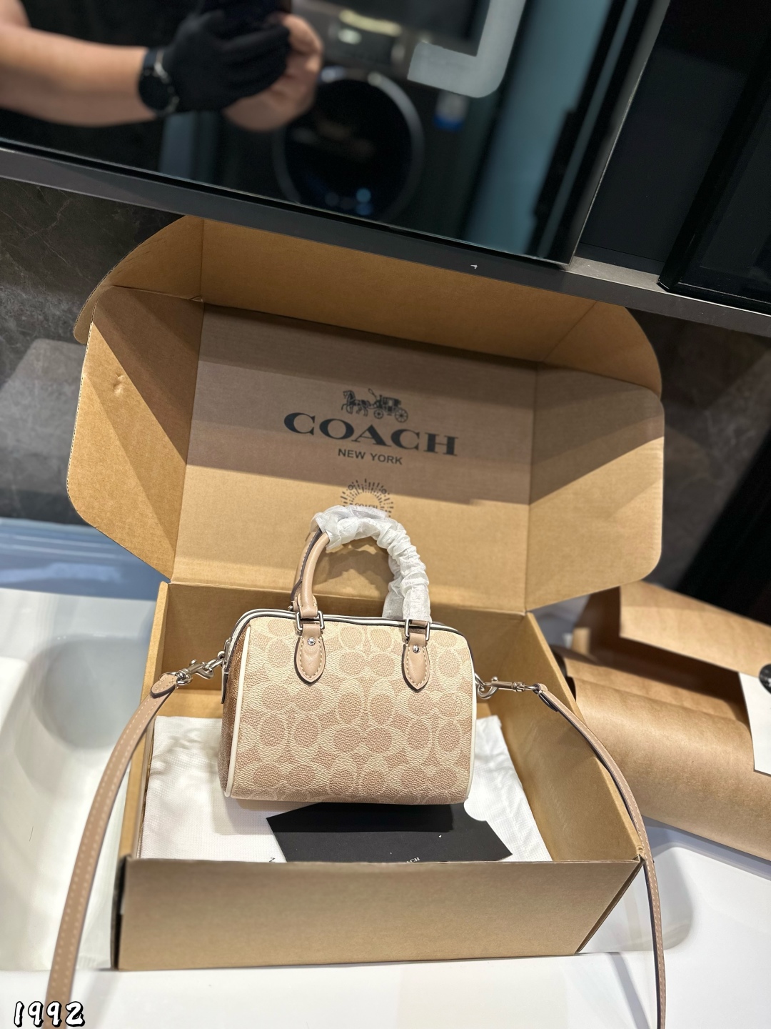 ❤️p215（礼盒包装）❤️
Coach｜mini Rowan新款 蔻驰枕头包，搭配精致面料 做工完美百搭神器🌈 专柜尺寸 18 13cm 