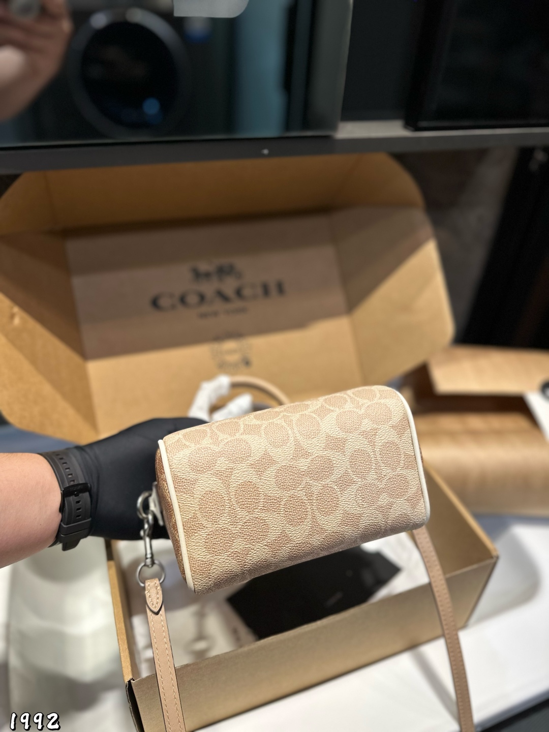 ❤️p215（礼盒包装）❤️
Coach｜mini Rowan新款 蔻驰枕头包，搭配精致面料 做工完美百搭神器🌈 专柜尺寸 18 13cm 