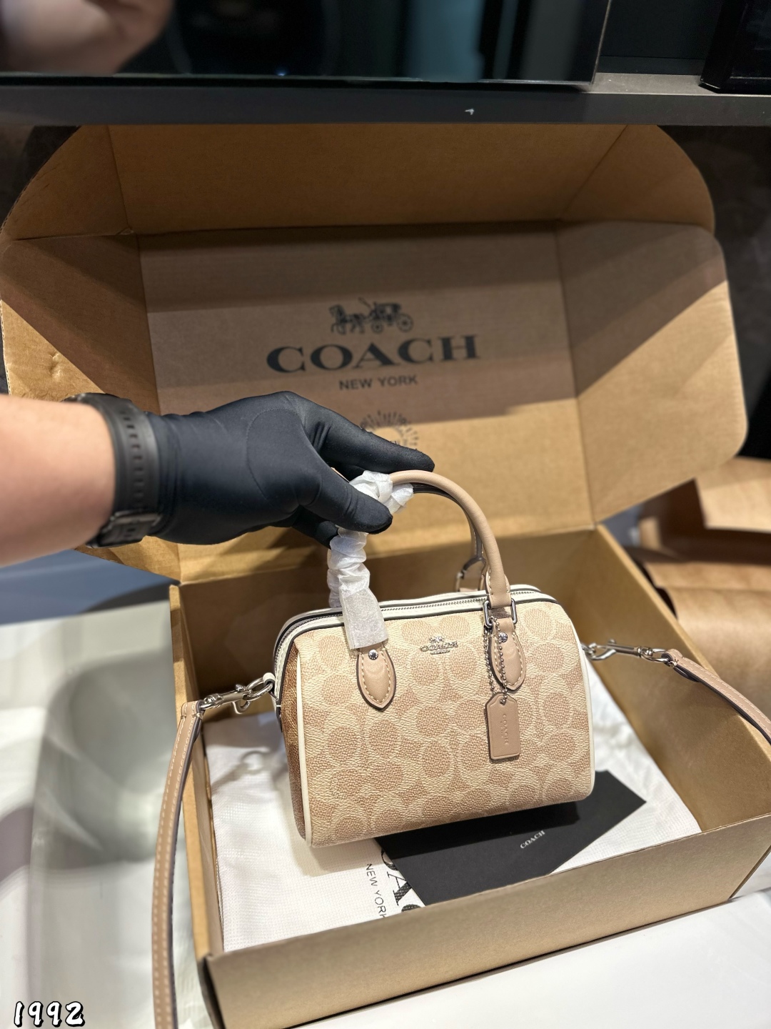❤️p215（礼盒包装）❤️
Coach｜mini Rowan新款 蔻驰枕头包，搭配精致面料 做工完美百搭神器🌈 专柜尺寸 18 13cm 