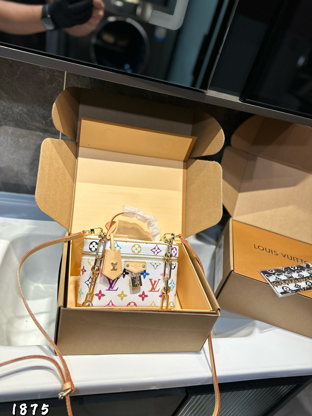 ❤️ (礼盒包装)❤️ 这一季的化妆包颇受时尚界的青睐,看到第一眼就种草了 造型很硬核 但空间很实用~走在路上就是一道行走的风景线啊.回头率杠杠的~ 而且真的好好搭!瞬间成为了这季街拍中的常客这只精致的LV化妆包,难道她不香吗~今年度过炎炎夏天的动力,就靠她给我补给了尺寸:19 12