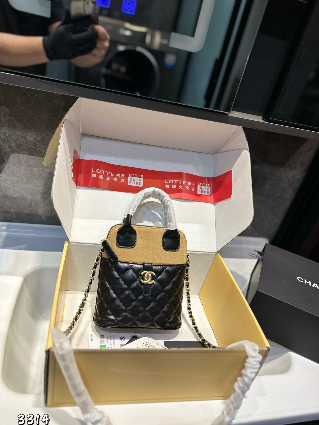 ❤️ ❤️ CHANEL a高级手工坊系列chanel25a高级手工坊系列麂皮拼皮真的太特别了 这个链条贝壳款真的好贴别，上身也很好看，能装手机口红粉饼不成问题麂皮拼皮超级有质感尺寸 18 19cm