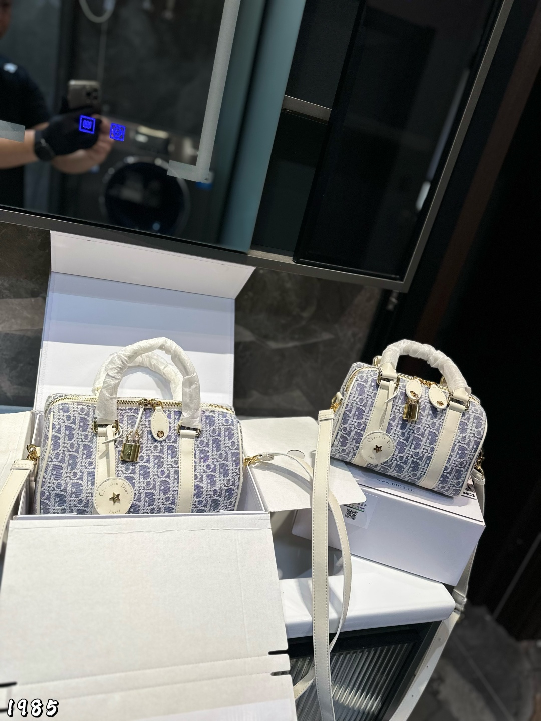 ❤️💰385/💰380（礼盒包装）❤️ Dior Groove 波士顿 枕头包.上新啦波士顿手袋出是50年代末和60年代名流的宠儿，随着生活方式的改变，小号波士顿包型，日常使用也是非常非常实用和时髦的，空间也非常感人。尺寸：25*16*18/20*12*13/cm