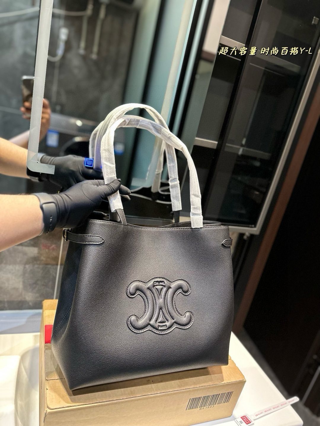 💰385❤️
CELINE| CABAS ANAIS粒面牛皮革手袋

NEW~

2024夏季新款Cabas|高级百搭又实用 V购物袋的款式展现着Celine的简约美学和实用性~

棕色款彰显了纯粹与高级的感觉黑色款则透出干练精致的气质

大容量设计~无论是日常出街还是通勤都能轻松装下各种物品呦~袋口可自主调节大小 30×32