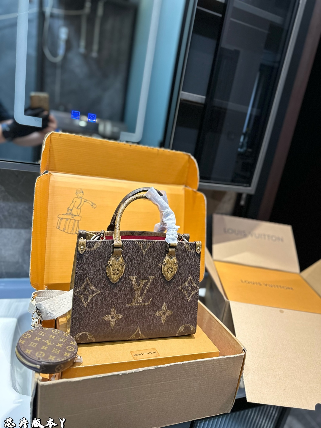 ❤️ (礼盒包装)❤️ 丛林包 Lv A/B面喷绘 onthego妈咪袋 性价比之王这是一款超赞的包型,灵感来自于恶搞Lv的街头品牌,曾经的曾经,Louis Vll litton永远不会走下神坛,1:1品质 非常值得入的一季,超大购物袋,不容易变形 而且大Logo的设计超级好看.除了手拎以外,还非常贴心的加了中长的肩挎的肩带,可以说是非常赞了,对花品质 秒杀市场一切低端货 上身真的很有气质!尺寸小号25cm