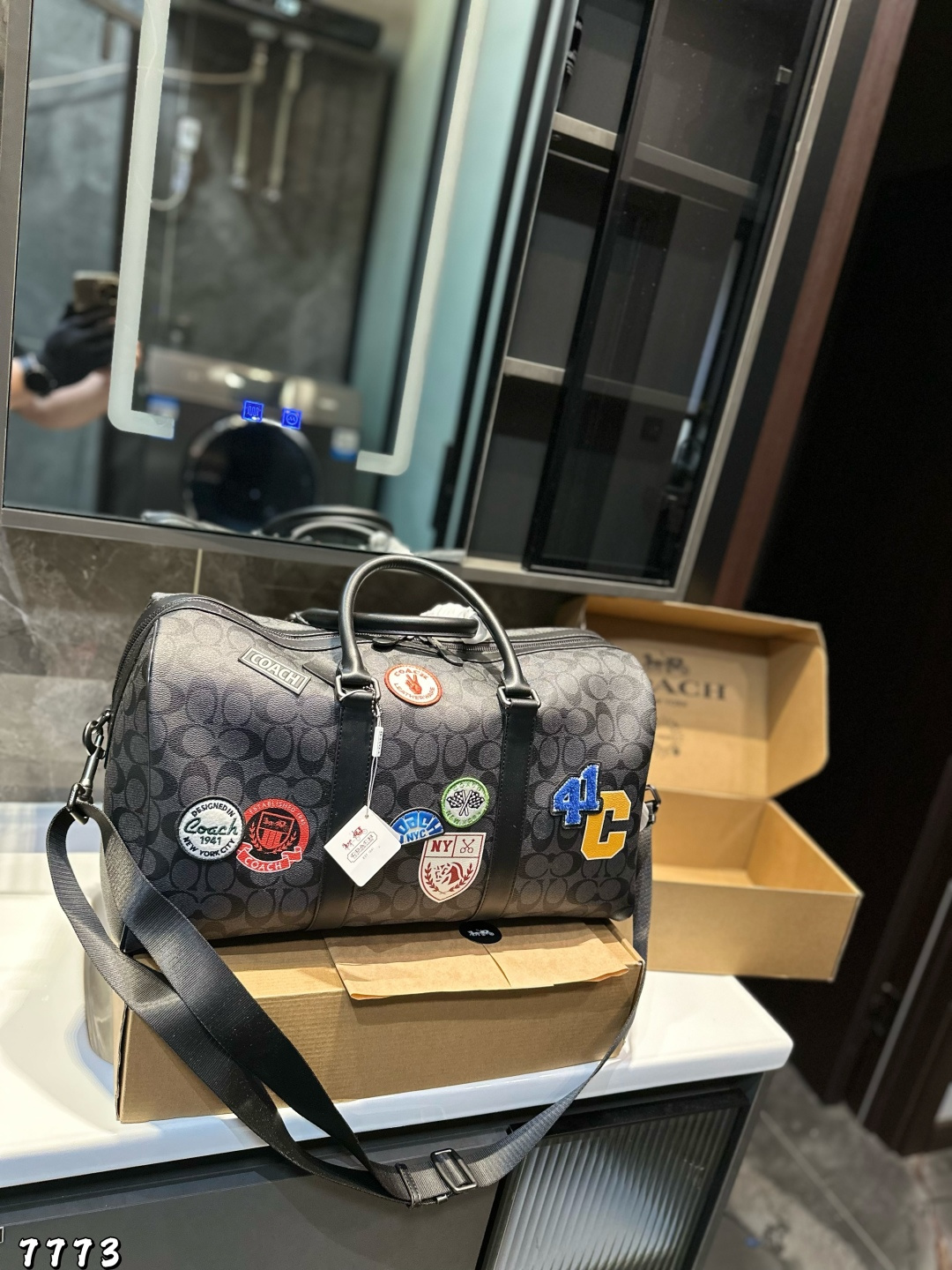 ❤️💰415❤️ coach 男士旅行包袋 45cmCoach目前为止最喜欢的一款旅行袋，短期旅行剛容量完全够用，经典的 signatureC 老花，超级百搭，💰VC高品质帆布涂层面料，更加的抗刮耐用，不用担心磕磕碰碰。送老公男朋友首选