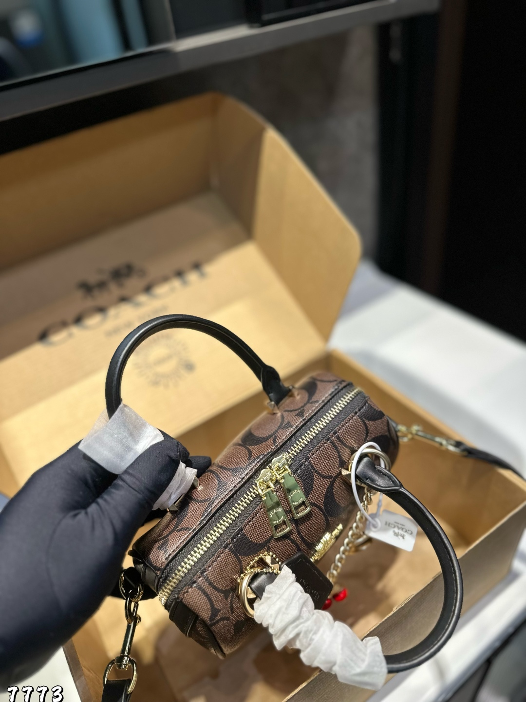 ❤️💰350 (礼盒包装)❤️
 Coach｜mini Rowan新款 蔻驰原单 枕头包，ykk原单五金搭配精致面料 做工完美百搭神器🌈 专柜尺寸 18.10